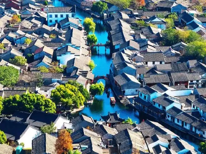 这座古城曾是春秋越国的都城，素有‘没有围墙的博物馆’之称